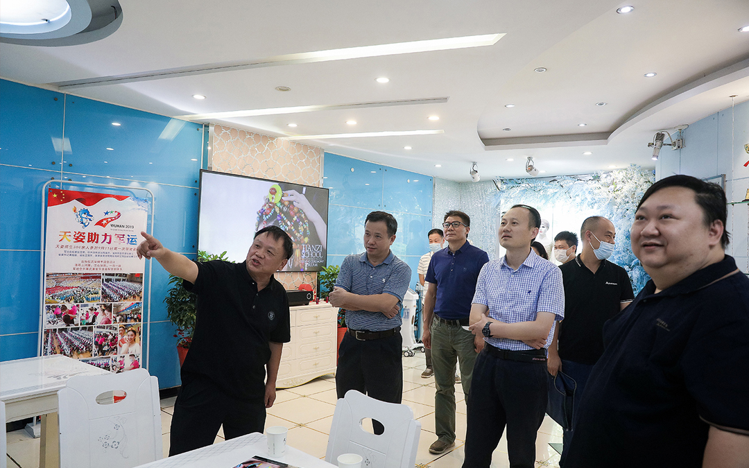 武漢市人社局一級調(diào)研員、市就業(yè)局局長鄒強(qiáng)蒞臨天姿調(diào)研